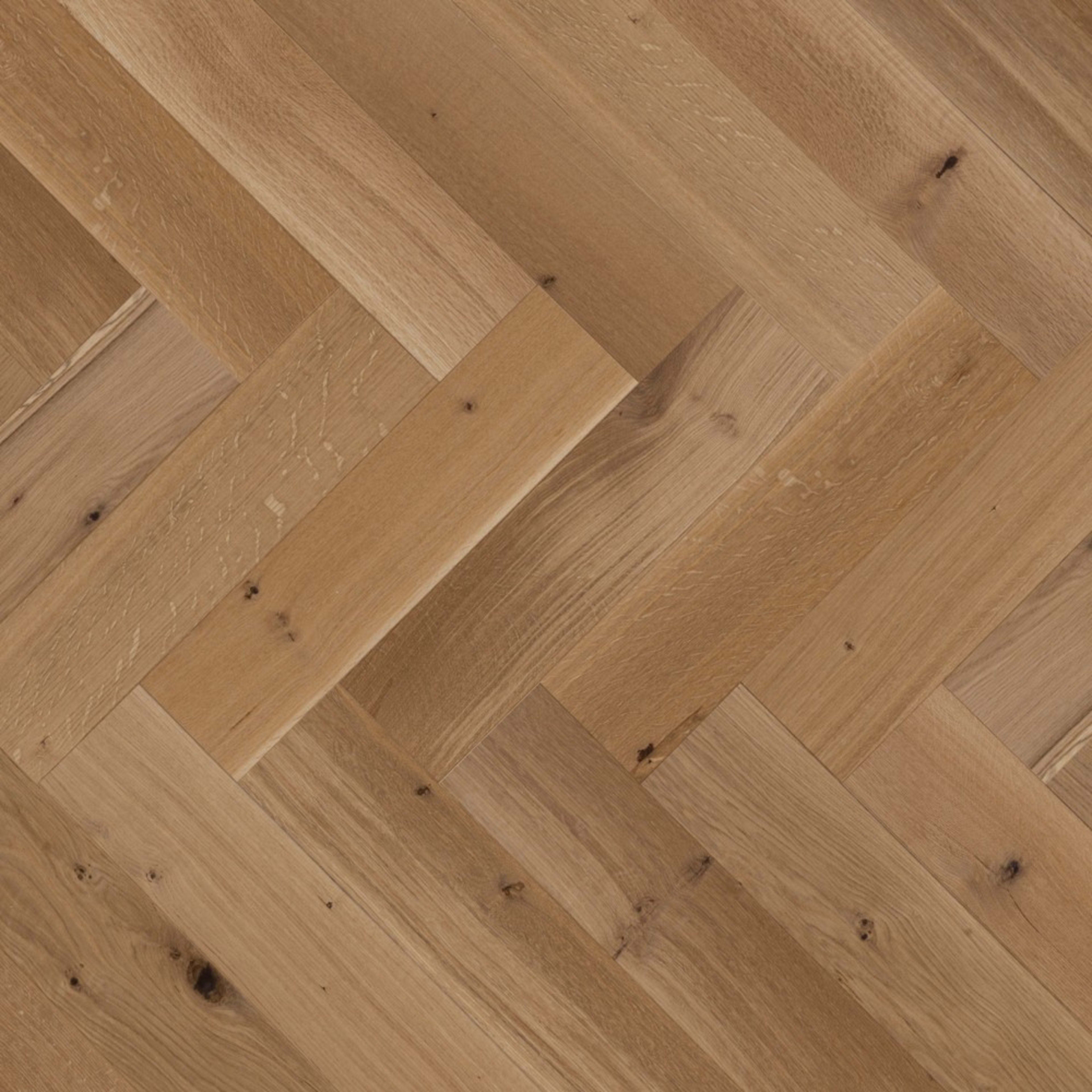 Natural - Duramatt in White Oak - 5" R&Q Character Brushed Herringbone Hardwood